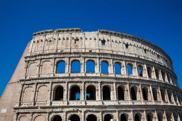 Detalj av den berömda Colosseum eller Colosseum även känd som Flavian amfiteater i centrum av staden Rom — Stockfoto