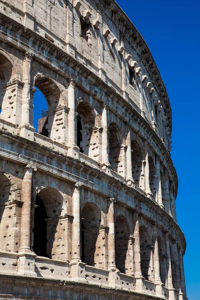 Detalj av den berömda Colosseum eller Colosseum även känd som Flavian amfiteater i centrum av staden Rom — Stockfoto