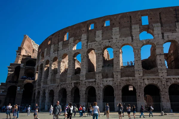 El famoso Coliseo o Coliseo también conocido como Anfiteatro Flavio en el centro de la ciudad de Roma — Foto de Stock