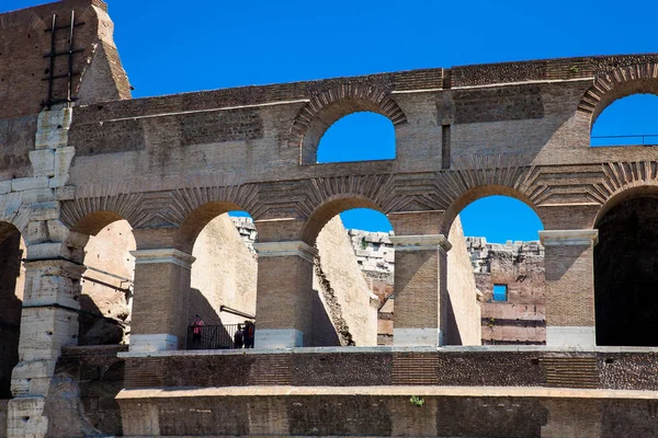 El famoso Coliseo o Coliseo también conocido como Anfiteatro Flavio en el centro de la ciudad de Roma — Foto de Stock