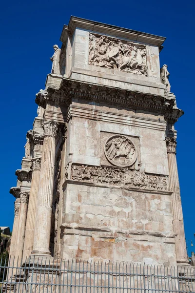 Der Bogen von Konstantin ein Triumphbogen in Rom, gelegen zwischen dem Kolosseum und dem Palatin Hügel, erbaut im Jahr 315 ad — Stockfoto