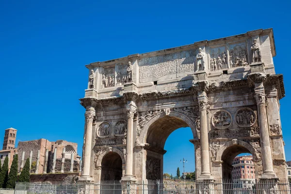 Konstantins bue, en triumfbue i Roma, ligger mellom Colosseum og Palatinerhøyden bygget i år 315. – stockfoto