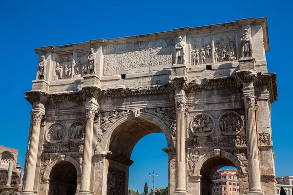 Der Bogen von Konstantin ein Triumphbogen in Rom, gelegen zwischen dem Kolosseum und dem Palatin Hügel, erbaut im Jahr 315 ad — Stockfoto