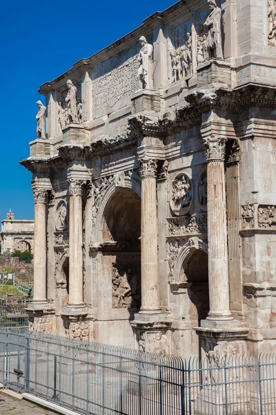 Der Bogen von Konstantin ein Triumphbogen in Rom, gelegen zwischen dem Kolosseum und dem Palatin Hügel, erbaut im Jahr 315 ad — Stockfoto