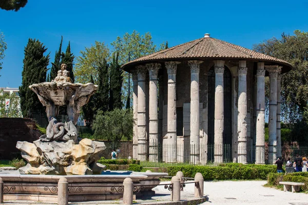 Il Tempio di Ercole Vittore o Ercole Olivario tempio romano in Piazza Bocca della Verita e la Fontana dei Tritoni — Foto Stock