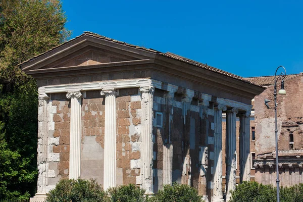 罗马的波图努斯神庙或福图纳维里里斯神庙 — 图库照片