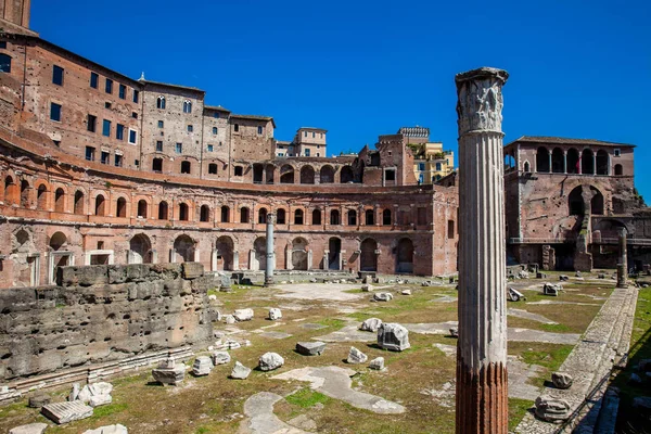 Forntida ruiner av marknaden Trajanus tros vara den äldsta köpcentrum i världen byggdes i 100-110 AD i staden Rom — Stockfoto