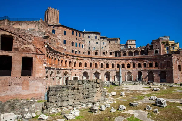 Forntida ruiner av marknaden Trajanus tros vara den äldsta köpcentrum i världen byggdes i 100-110 AD i staden Rom — Stockfoto