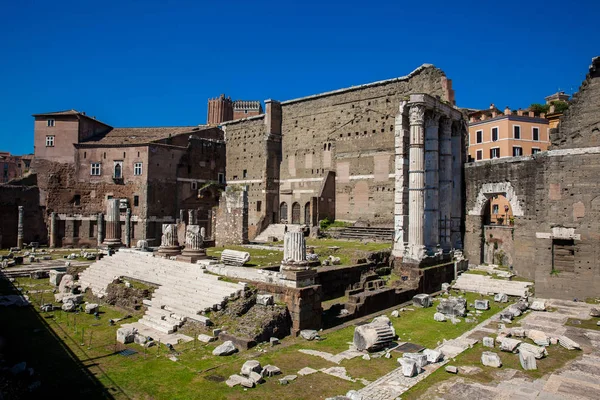 Oude ruïnes van het forum van augustus met tempel van Mars de Avenger ingehuldigd in 2 v. Chr. — Stockfoto