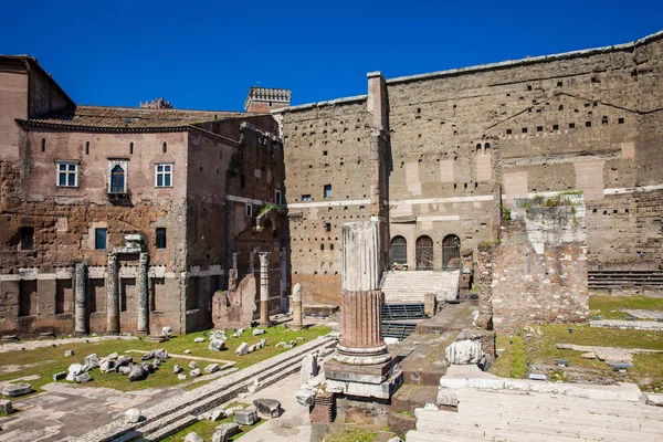 Forntida ruiner av forum Augustus med Temple of mars The Avenger invigdes i 2 F.Kr. — Stockfoto