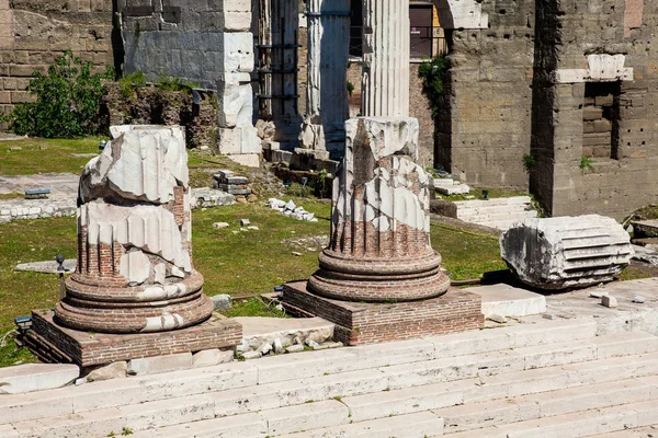 Ancient ruins of the Forum of Augustus with Temple of Mars the Avenger inaugurated in 2 BC — Stock Photo, Image