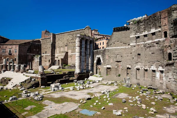 Oude ruïnes van het forum van augustus met tempel van Mars de Avenger ingehuldigd in 2 v. Chr. — Stockfoto