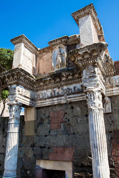 Antiguas ruinas del Foro de Augusto con el Templo de Marte el Vengador inaugurado en 2 aC —  Fotos de Stock