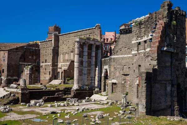 Oude ruïnes van het forum van augustus met tempel van Mars de Avenger ingehuldigd in 2 v. Chr. — Stockfoto