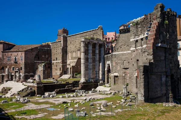 Oude ruïnes van het forum van augustus met tempel van Mars de Avenger ingehuldigd in 2 v. Chr. — Stockfoto