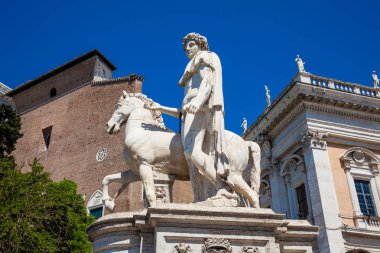 Capitoline Tepesi'ndeki Campidoglio'da Dioscuri Heykelleri