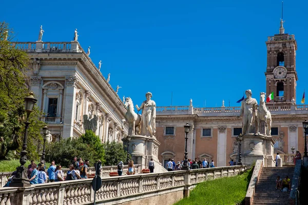 Turistas visitando el Capitolio y el Palazzo Senatorio — Foto de Stock