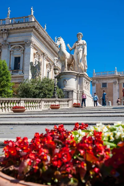 Turistas visitando el Capitolio y el Palazzo Senatorio — Foto de Stock
