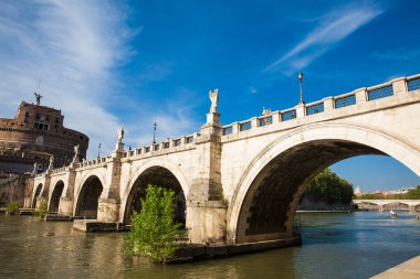 Tiber Nehri üzerindeki Sant Angelo Köprüsü, İmparator Hadrian tarafından 134 yılında tamamlandı.