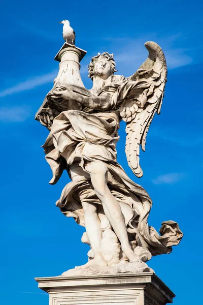 Bellissimo Angelo con la statua della Colonna realizzata da Antonio Raggi nel XVI secolo al Ponte di Sant'Angelo a Roma — Foto Stock