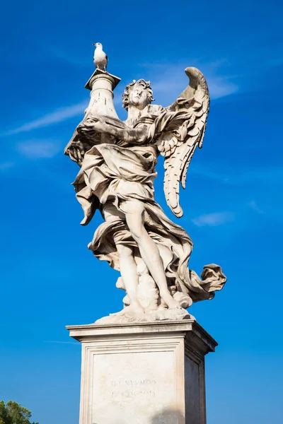 Hermoso ángel con la estatua de la columna creada por Antonio Raggi en el siglo XVI en el puente de Sant Angelo en Roma —  Fotos de Stock