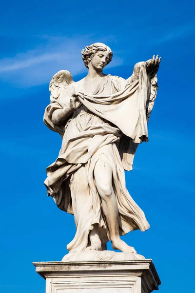 Beautiful Angel with the Sudarium statue created by Cosimo Fancelli on the 16th century at Sant Angelo Bridge in Rome — Stock Photo, Image