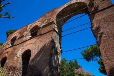 Aqua Claudia kalıntıları İmparator Caligula tarafından 38 yılında başlatılan ve İmparator Claudius tarafından 52 Ad bitmiş antik bir Roma su kemeri