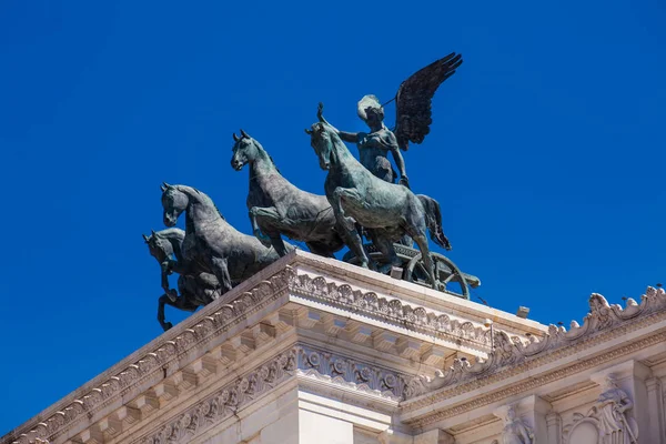 Detalle de las estatuas del Monumento Vittorio Emanuele II también llamado Altare della Patria un monumento construido en honor de Víctor Manuel II el primer rey de una Italia unificada — Foto de Stock