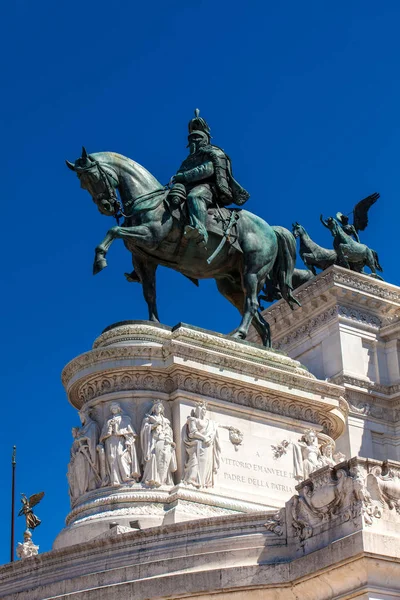 Dettaglio delle statue del Monumento Vittorio Emanuele II detto anche Altare della Patria monumento costruito in onore di Vittorio Emanuele II primo re di un'Italia unita — Foto Stock