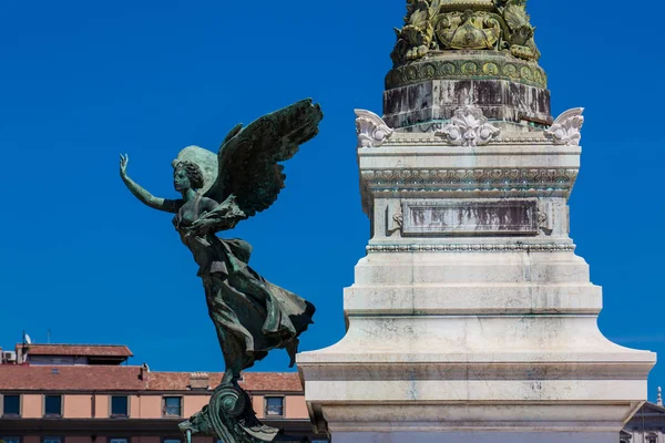 Деталь статуй Витторио Эммануила II Монумент также назвал Altare della Patria памятником, построенным в честь Виктора Эммануила II первого короля объединенной Италии — стоковое фото