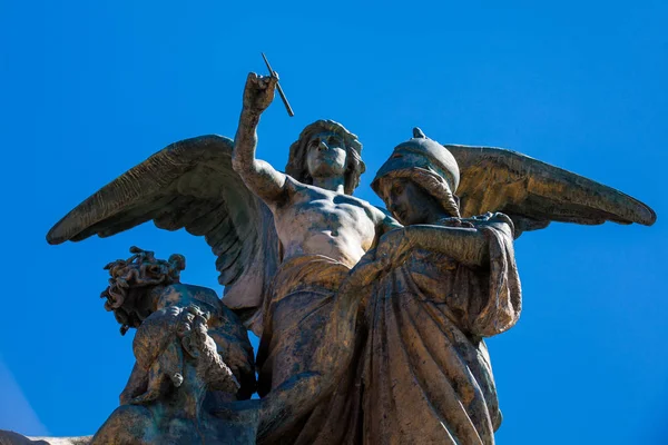 Detalj av statyerna av Vittorio Emanuele II Monument kallas också altare della Patria ett monument byggt för att hedra Victor Emmanuel II den första kungen av ett enat Italien — Stockfoto