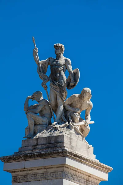 Dettaglio delle statue del Monumento Vittorio Emanuele II detto anche Altare della Patria monumento costruito in onore di Vittorio Emanuele II primo re di un'Italia unita — Foto Stock