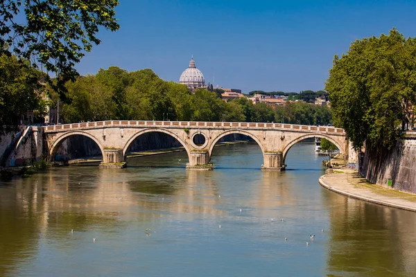 Ponte Sisto an historical bridge over the Tiber river built on 1479 — Stock Photo, Image