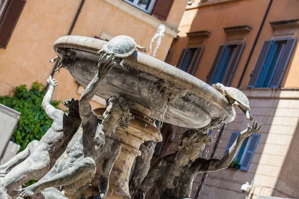 La Fontana delle Tartarughe situata in Piazza Mattei costruita nel 1588 dall'architetto Giacomo della Porta — Foto Stock