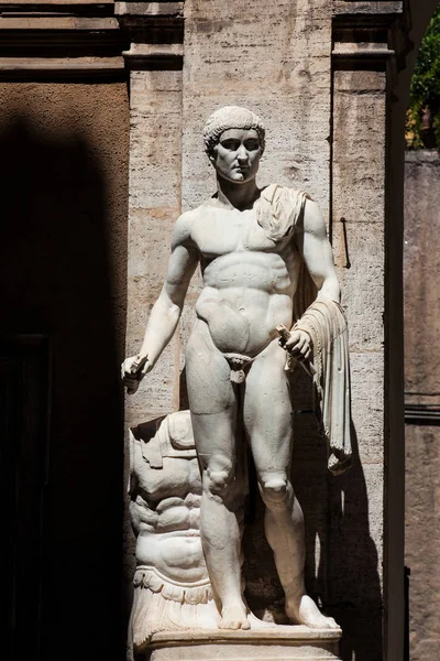 Detalhes das estátuas no pátio do Palazzo Mattei di Giove — Fotografia de Stock