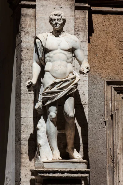 Detalhes das estátuas no pátio do Palazzo Mattei di Giove — Fotografia de Stock