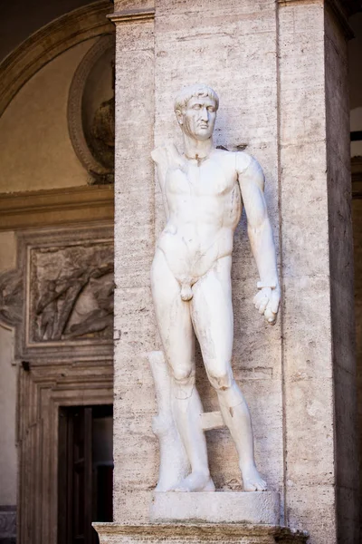 Detalhes das estátuas no pátio do Palazzo Mattei di Giove — Fotografia de Stock