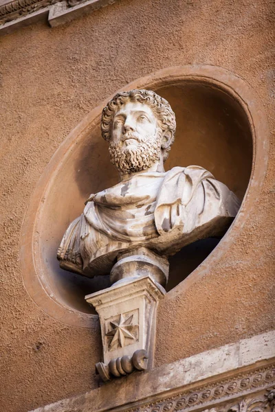 Dettagli delle statue nel Cortile del Palazzo Mattei di Giove — Foto Stock