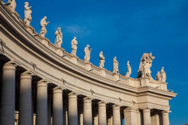 Güzel bir bahar gününde Vatikan'da Bernini Colonnade detay