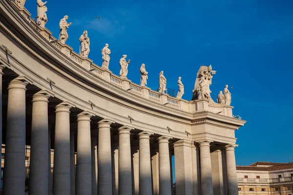 Detalj av Bernini Colonnade i Vatikanstaten i en vacker vårdag — Stockfoto