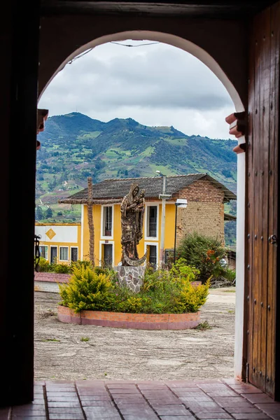 Estatua de la Virgen María y Jesús frente a la Capilla Nuestra Señora del Rosario una antigua iglesia de la ciudad de Turmeque en Colombia —  Fotos de Stock