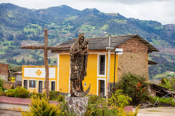 Estatua de la Virgen María y Jesús frente a la Capilla Nuestra Señora del Rosario una antigua iglesia de la ciudad de Turmeque en Colombia —  Fotos de Stock