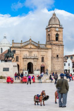 Havari Aziz James Bazilikası ve Tunja şehir merkezindeki Bolivar Meydanı
