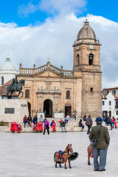 Havari Aziz James Bazilikası ve Tunja şehir merkezindeki Bolivar Meydanı
