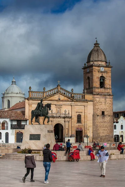 Havari Aziz James Bazilikası ve Tunja şehir merkezindeki Bolivar Meydanı