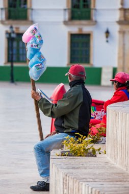 Tunja şehir merkezinde Bolivar Meydanı'nda Pamuk şeker sokak satıcısı
