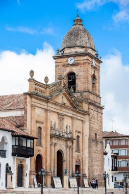 Tunja, Kolombiya - Ağustos, 2019: Havari Aziz James Bazilikası ve Tunja şehir merkezindeki Bolivar Meydanı