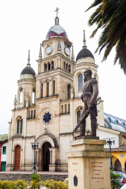 Simon Bolivar Anıtı ve Kolombiya'da Ventaquemada küçük bir kasabanın Parish Kilisesi