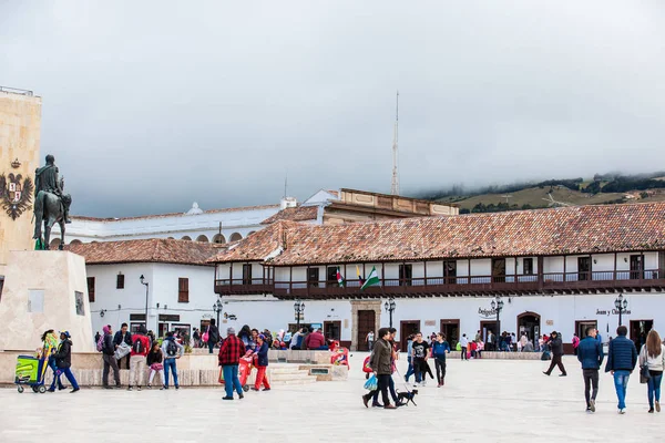 哥伦比亚图尼亚 2019年8月 游客和当地人在图尼亚市美丽的玻利瓦尔广场 — 图库照片