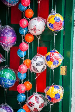 Kolombiya'da Mongui güzel küçük kasabasında futbol topları Geleneksel fabrikalar ve mağazalar